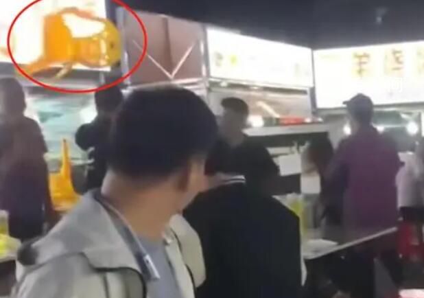 攤主買(mǎi)彩票中2千多萬(wàn)激動(dòng)砸攤位 身邊有不少人圍觀