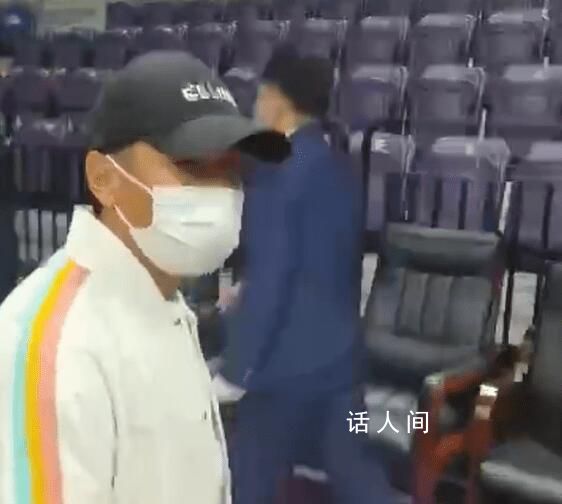 趙本山宋小寶觀戰遼籃總決賽 沒買到VIP球票坐在普通球迷區