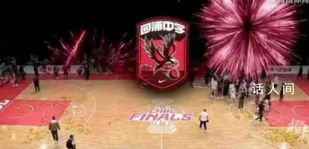 縣城中學(xué)籃球隊(duì)奪全國(guó)冠軍 全城歡迎