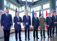 澤連斯基與G7領(lǐng)導(dǎo)人合照站C位