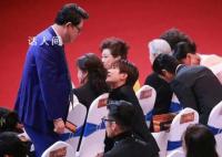 高亞麟揪易烊千璽耳朵 航爸和小航的同框?
