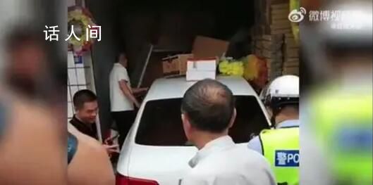 成都一轎車沖進(jìn)店鋪撞壞16個骨灰盒 損失不小