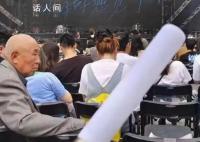 五月天演唱會現(xiàn)年齡最大歌迷 讓人們不禁感到羨慕和感動