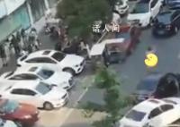 成都一男子駕車(chē)街頭亂撞多車(chē)后裸奔 幸虧警方趕到的及時(shí)