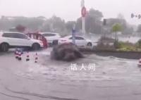 四川南充暴雨 下水道噴出1米高水柱