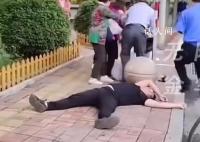 男子與老人起爭執(zhí)后被砸倒 網(wǎng)友：求著別人打的我們可以作