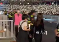 周冬雨現身五月天演唱會 現場與五月天進行了精彩合作