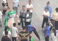 賣崽青蛙的崽被城管敲爛扔垃圾桶 網友：她有什么錯