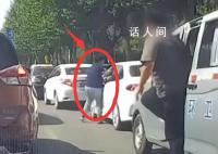 環(huán)衛(wèi)督查車人員掄鐵棍威脅前車 仗著手里的權(quán)力肆意妄為公然踐踏法律的尊嚴(yán)