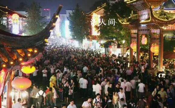 南京夫子廟擠滿為高考祈福的人 高考除了考生緊張外也是牽動(dòng)著家長的心