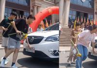 四川考生摸985車牌沾好運 希望學生們考出理想成績