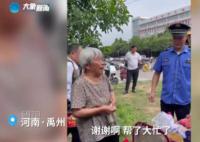 大娘考點擺攤城管包圓送家長 這桃我們都要了