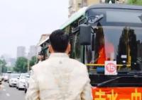 婚車遇上高考車隊 新郎下車發喜糖