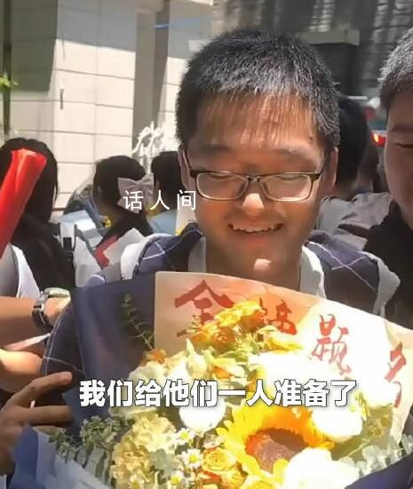 學(xué)霸捧花接同學(xué) 一句祝福驚艷了