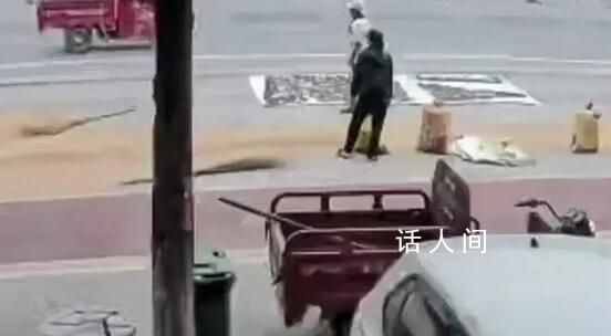 農(nóng)民馬路曬糧被灑水車噴水打濕 回應(yīng)：將告知司機(jī)若遇曬糧關(guān)閉水閥