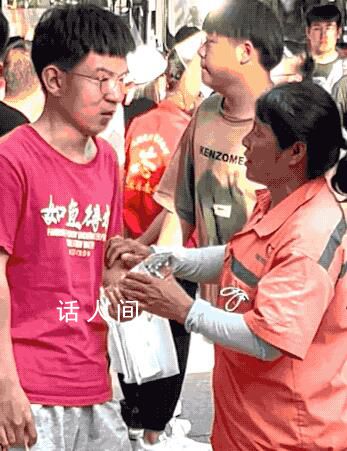 河北地質(zhì)大學(xué)溫暖回應(yīng)環(huán)衛(wèi)工人兒子
