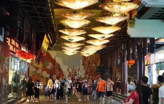炎炎夏夜里升騰的煙火氣 引發(fā)了人們對夏日夜生活的向往