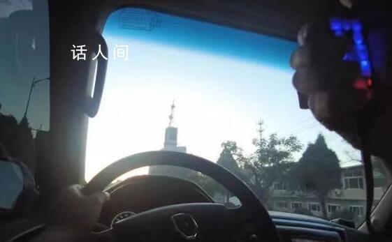 大學(xué)生腦出血交警咆哮式開道送醫(yī) 警車引導(dǎo)救護(hù)車一路疾馳