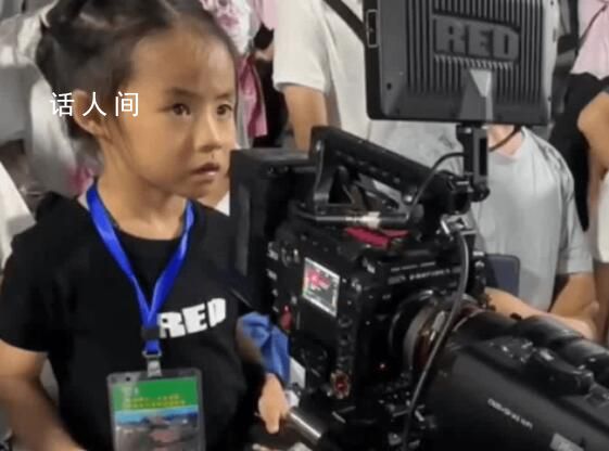 5歲小女孩負責貴州村超直播鏡頭 引起眾多國內球迷關注