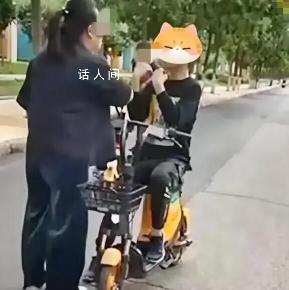騎車相撞女子下車掌摑男孩 受到網(wǎng)友們的廣泛關(guān)注