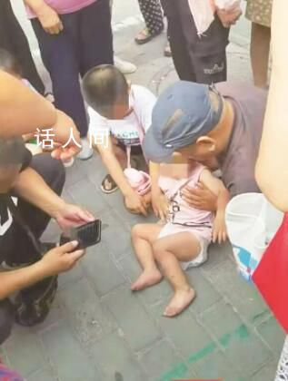 墜樓幼童父親跪地感謝公交司機(jī) 向他表達(dá)感謝之情