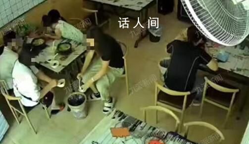 山西一飯店顧客吃米線倒醋洗碗 這種行為太浪費(fèi)了