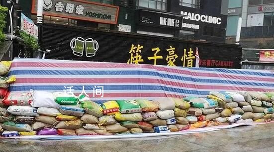 飯店損失800萬(wàn)后防汛措施拉滿 在一片汪洋中依舊堅(jiān)挺