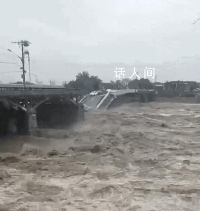 北京暴雨致一橋梁坍塌 有車輛被沖走