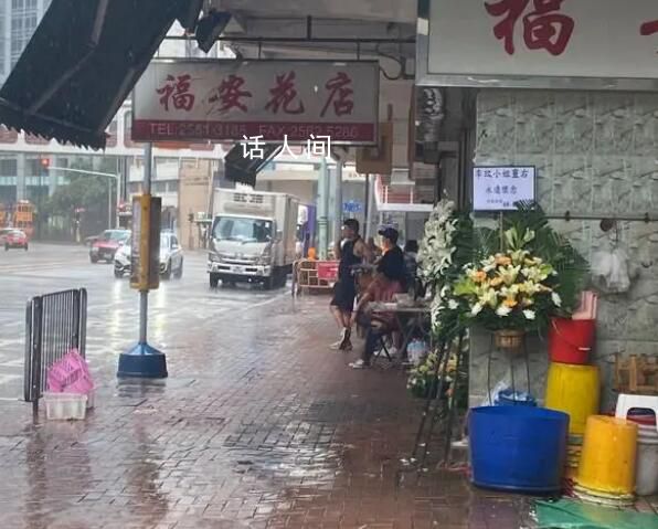 李玟遺體告別儀式今日舉行 已有不少歌迷冒雨前往花店預(yù)定花束