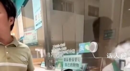男子在醫(yī)院?jiǎn)栐?xún)時(shí)遭工作人員嘲諷 這個(gè)事件在社交媒體上引發(fā)了熱議