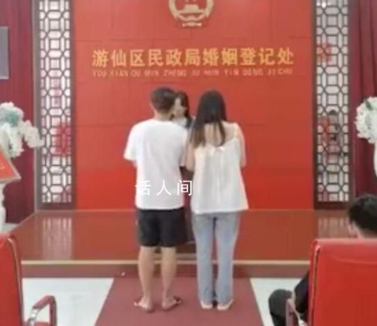 民政局直播新人領證僅12對登記 引發了圍觀網友的歡樂和討論