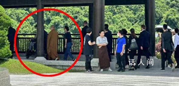 95歲李嘉誠(chéng)坐輪椅到寺廟 周凱旋貼身照顧