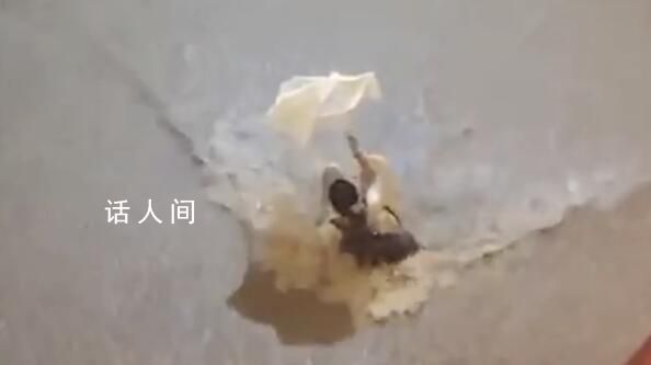 香港遭百年一遇暴雨 女子被狂流沖倒