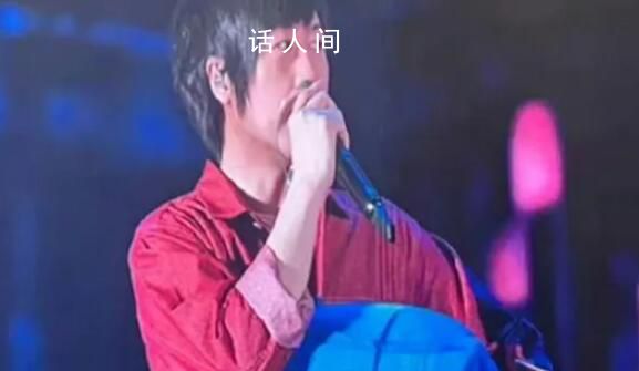 阿信演唱會(huì)吸氧 一度累倒在臺上