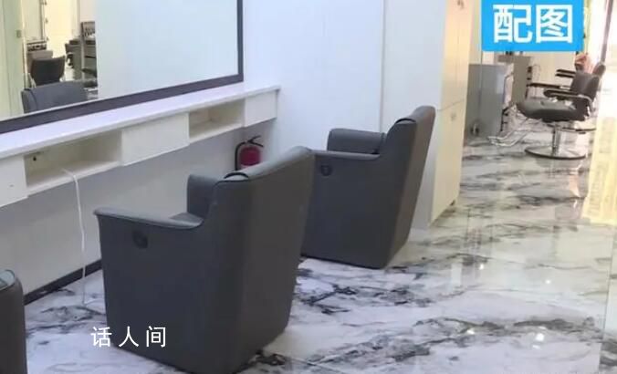 男子加女店員微信被拒競暴起打人 店員們一起上前阻攔都未成功