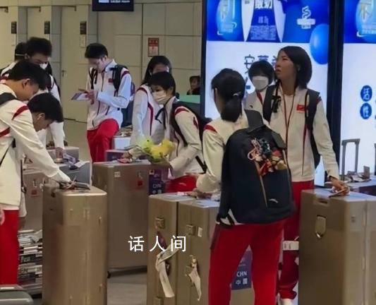 背了一堆小烏龜?shù)娜t嬋相當(dāng)顯眼 全紅嬋身上帶了幾只小烏龜你能數(shù)清嗎