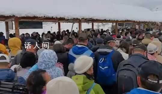 因降雪道路結(jié)冰 大量旅客滯留喀納斯