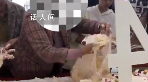 大媽徒手鏟商場免費(fèi)蛋糕裝滿塑料袋 回應(yīng)：看到會去制止免費(fèi)吃的人太多了