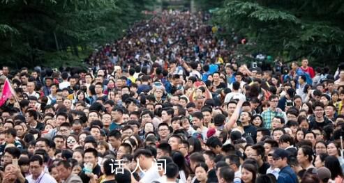 人擠人!各地景區上演人從眾