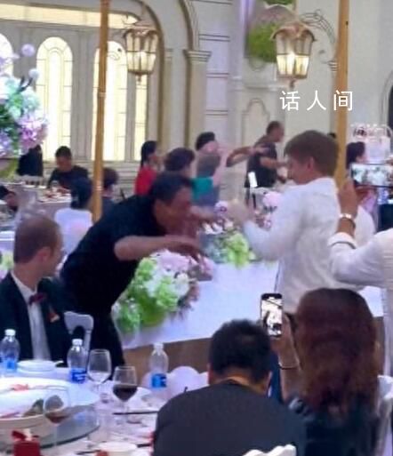 婚禮上伴郎與大叔斗舞場(chǎng)面亮了 現(xiàn)場(chǎng)氛圍也很嗨