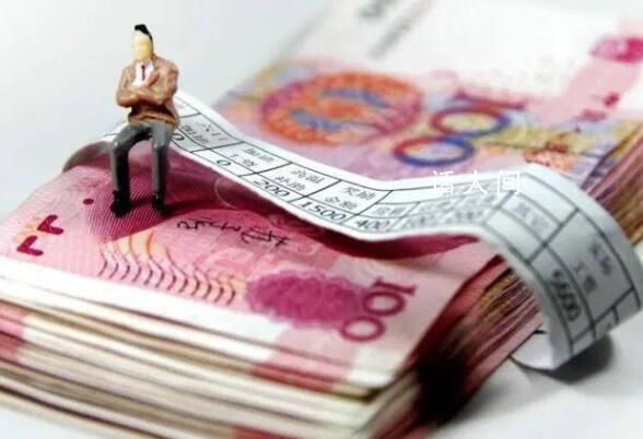 本月工資或?qū)⒍鄡晒P錢 過節(jié)費(fèi)是強(qiáng)制發(fā)放的嗎
