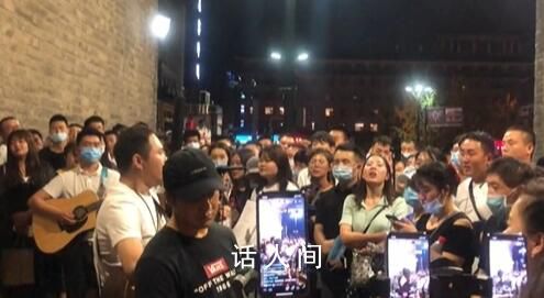 西安年輕人凌晨3點在城墻下跳舞 手搭肩開火車唱歌跳舞
