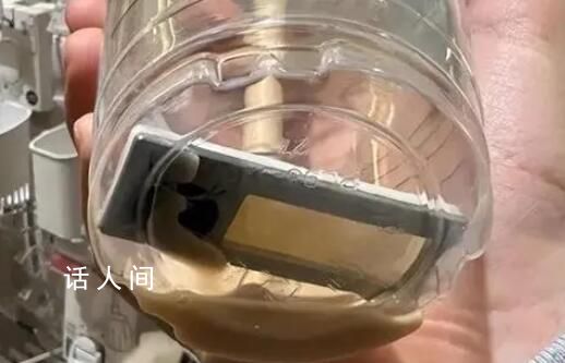 瑞幸咖啡喝出員工工牌 牌子上的名字已經(jīng)被自己喝掉了