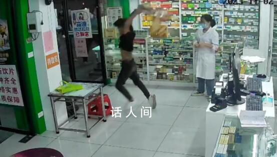 男子在藥店和街頭暴打女子 二人是情侶關系