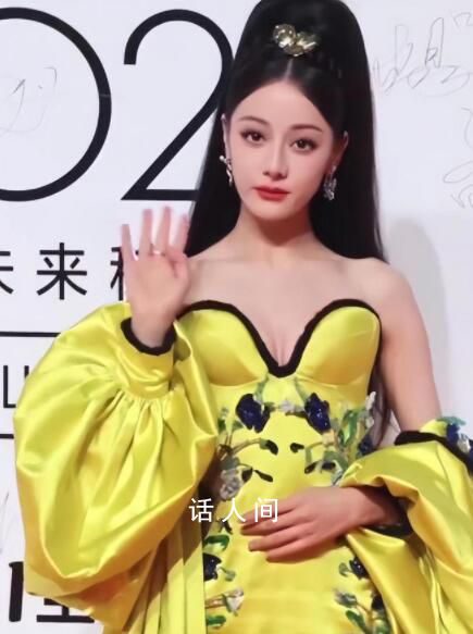 迪麗熱巴ELLE盛典造型引爭(zhēng)議 網(wǎng)友對(duì)她的著裝和妝容提出了批評(píng)
