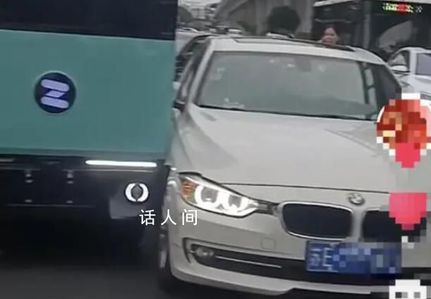 街頭無人快遞車變道與寶馬擦碰 指責無人駕駛快遞車是越實線變道造成的
