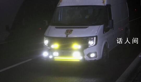 19輛貨車高速飆車時(shí)速超140公里 駕駛?cè)藶楹稳绱藝虖?