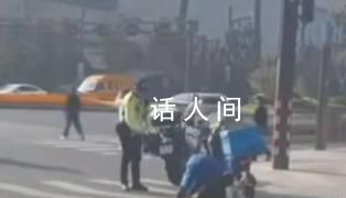 外賣員當(dāng)街下跪向交警求情 平臺(tái)回應(yīng)