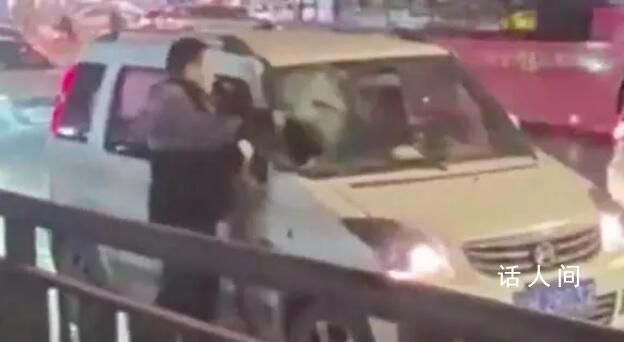 男子拿頭盔砸私家車玻璃后被拖行 懷疑妻子與車主有不正當關(guān)系