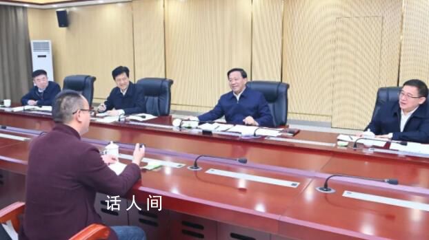 省委書記直奔小區(qū) 接自來水喝查水質(zhì)